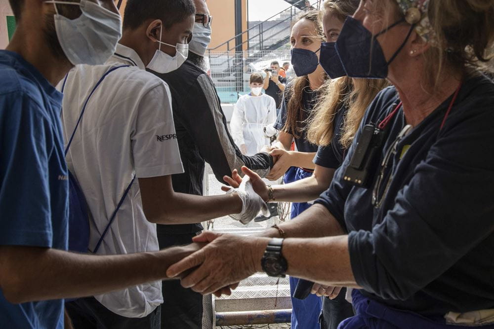 Die Beschiffsbesatzung schuettelt den Geretteten zum Abschied die Hände (Quelle: Livorno Danilo Campailla/SOS Humanity)rd