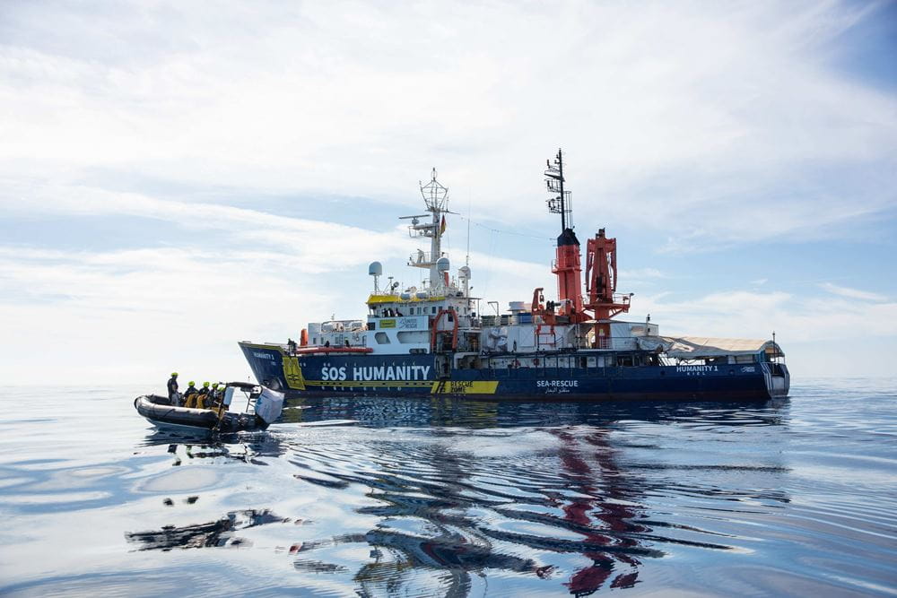 Ein Seenotrettungsschiff auf dem Meer (Quelle: Max Cavalliari/SOS Humanity)